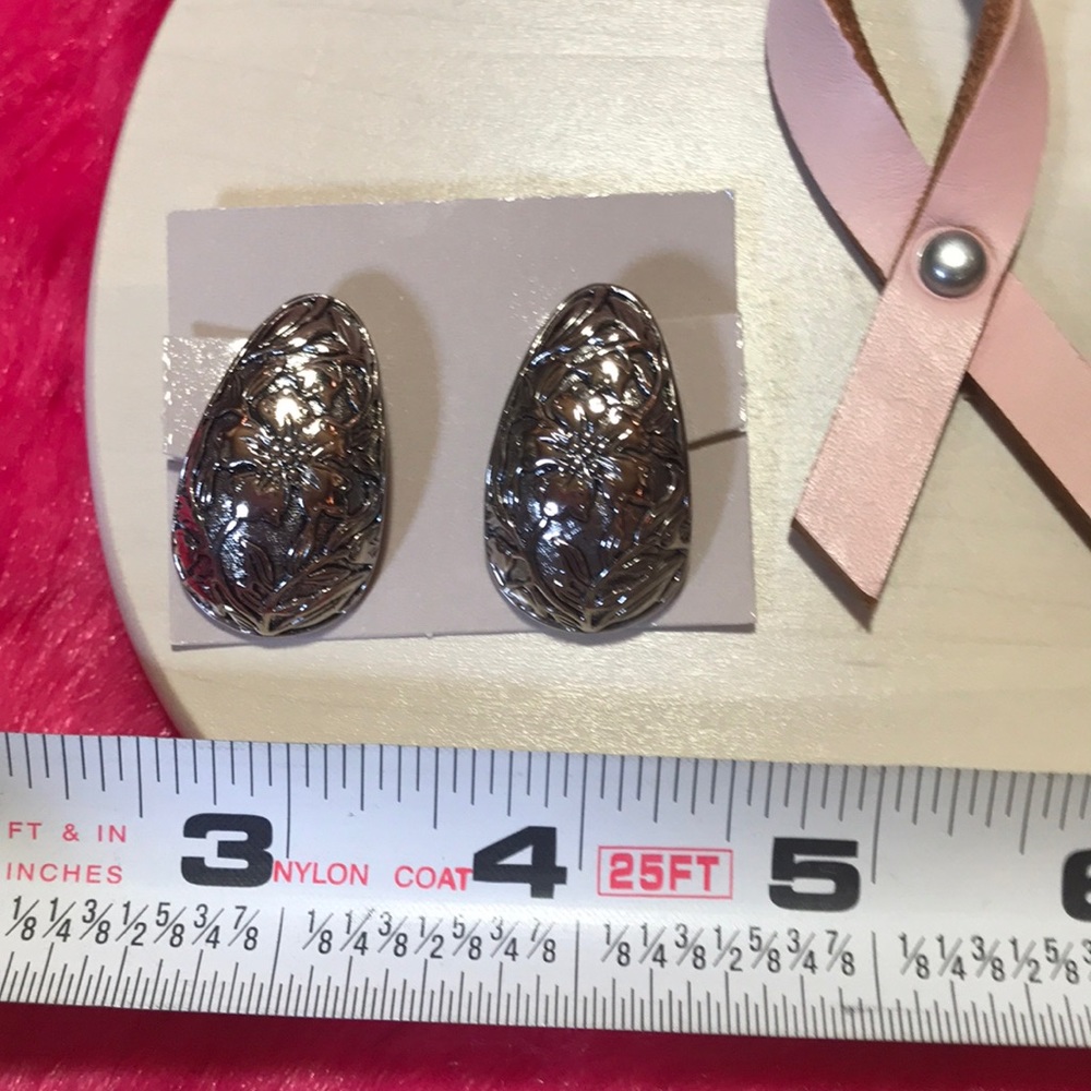 Avon Floral Garden Clip Earrings - Picture 3 of 4